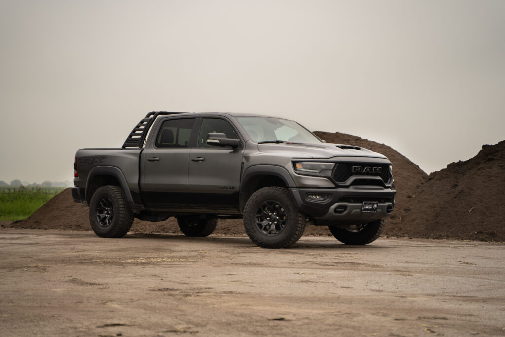 RAM 1500 TRX in de kleur Granite Crystal in het zand.