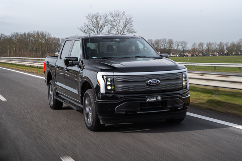 De Ford F-150 Lightning op snelweg