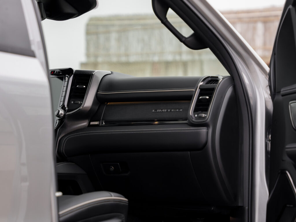 RAM 1500 Limited Night - Afbeelding bijrijder