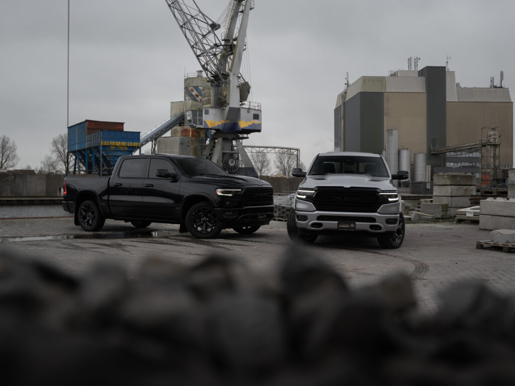 RAM 1500 Limited Night - Voorkant beide auto's