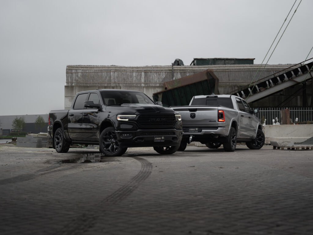 RAM 1500 Limited Night V8 - in Diamond Black en Billit Silver