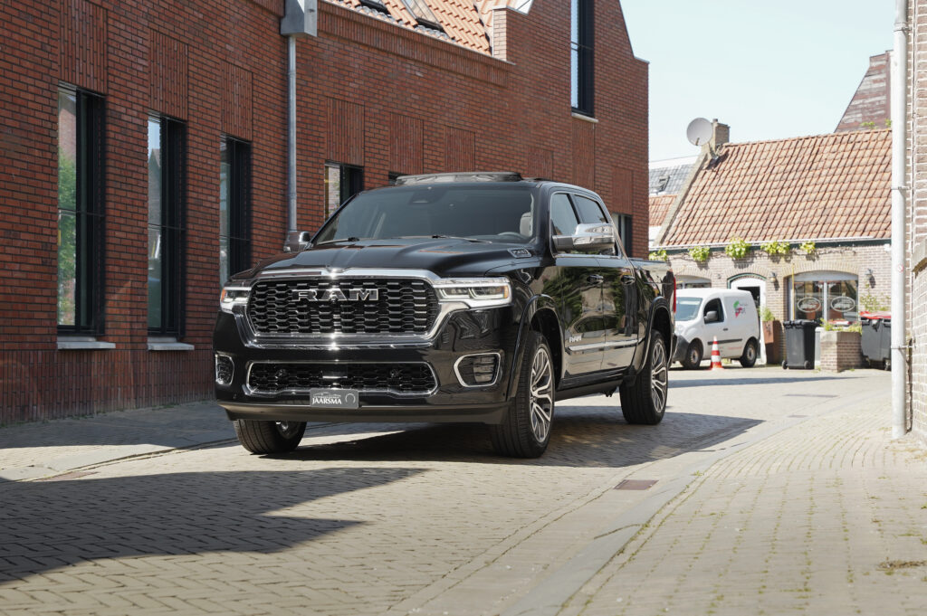 RAM 1500 Tungsten - schuin van voren 
