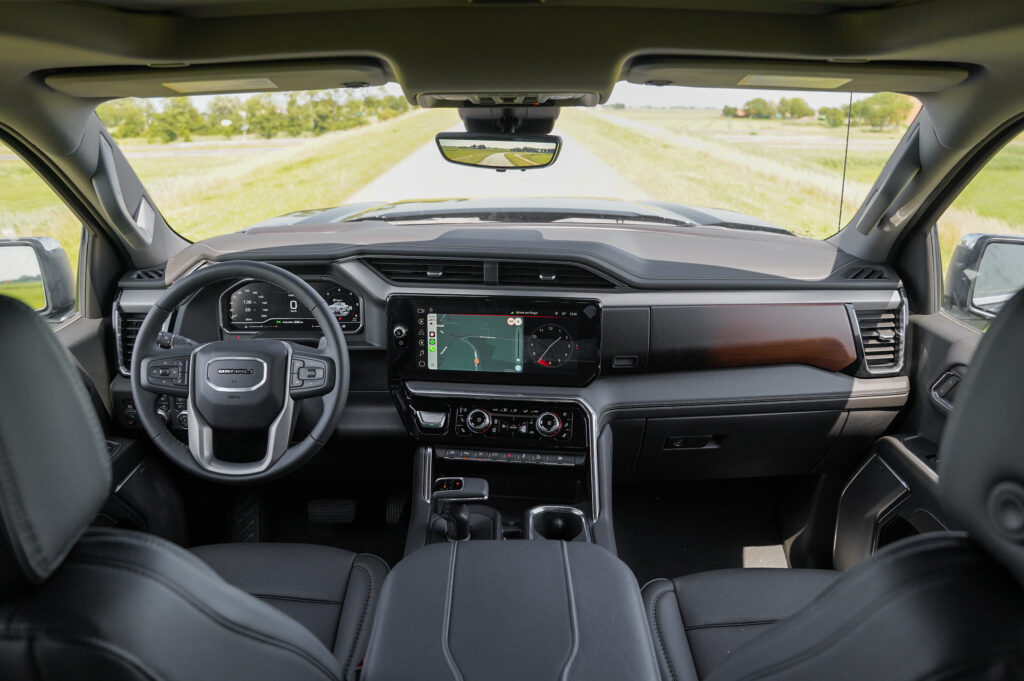 GMC Sierra Denali Interieur breed
