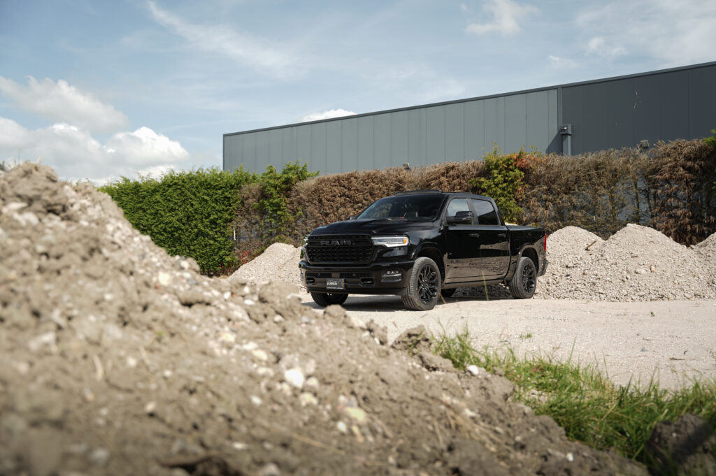 RAM 1500 Limited Night Front Foto Website