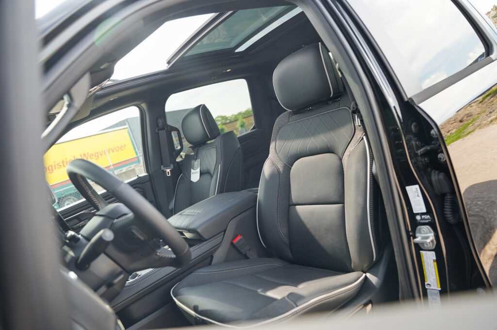 RAM 1500 Limited Night 2025 Interieur
